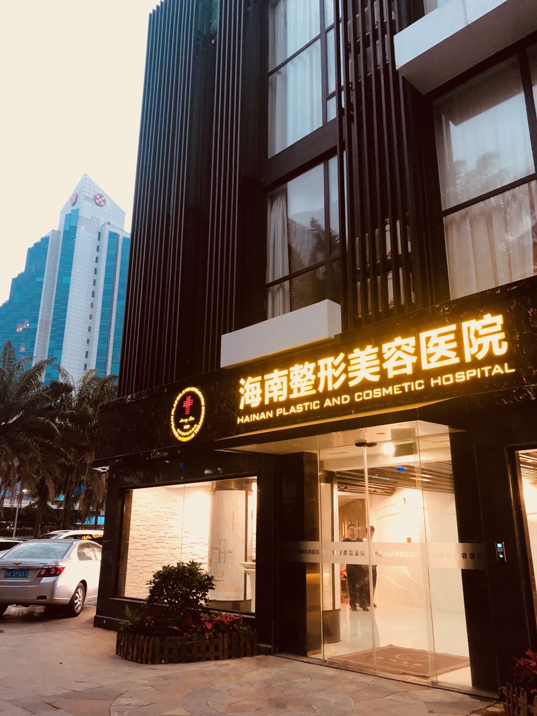 醫(yī)院一樓大門.jpg